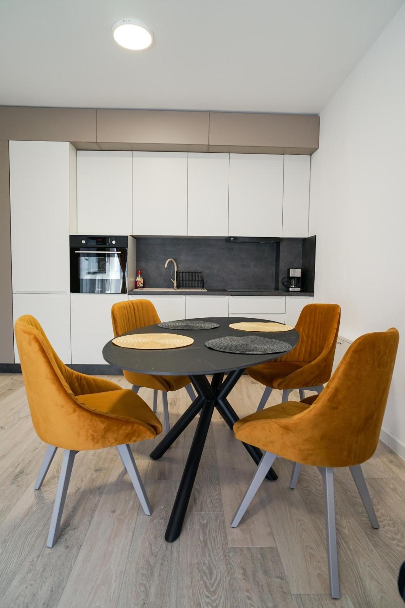 Mirandis Apartments - Comfort & Private Parking Near Coresi Mall Braşov Eksteriør bilde